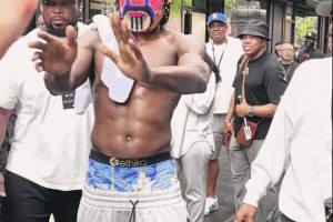 球迷成都太古里街頭偶遇球星！華子一一熱情擊掌來者不拒啊??